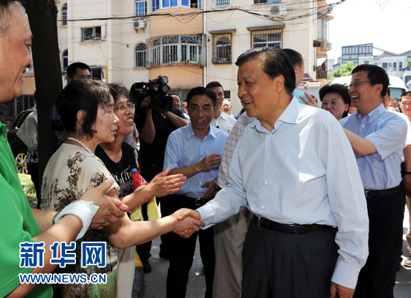 這是7月22日，劉云山在上海市普陀區桃浦鎮蓮花公寓居委會調研時同社區居民親切握手。新華社記者 饒愛民 攝