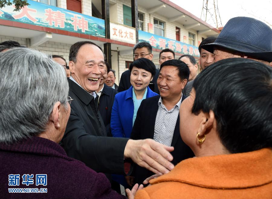 3月27日至28日，中共中央政治局常委、中央紀委書記王岐山到河南省調研，并主持召開座談會。這是3月27日王岐山在河南林州姚村鎮馮家口村同村民親切交談。 新華社記者 饒愛民 攝