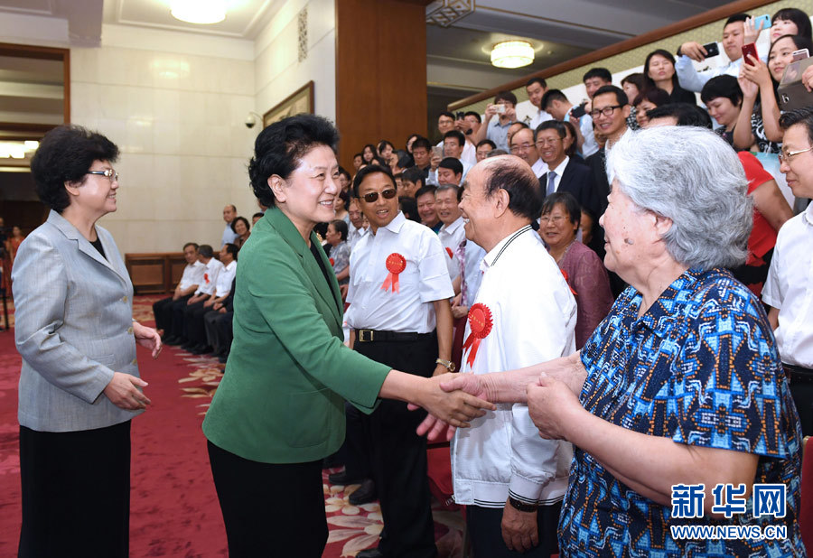 6月16日，中共中央政治局委員、國務院副總理劉延東在北京看望出席中國人口福利基金會成立30周年座談會的歷屆“中華人口獎”獲獎者代表。新華社記者 饒愛民 攝