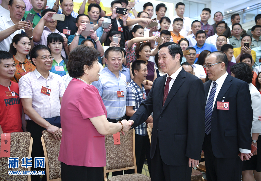 7月19日，中國曲藝家協會第八次全國代表大會在北京召開。中共中央政治局委員、中央書記處書記、中宣部部長劉奇葆出席開幕式并講話。這是開幕式前，劉奇葆接見與會代表。新華社記者 張領 攝