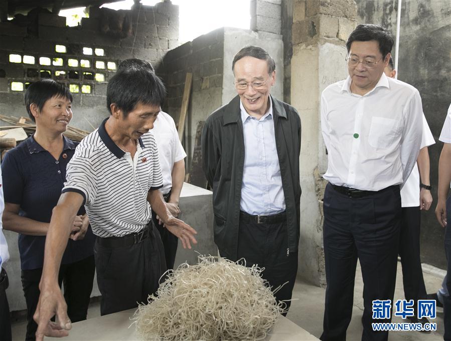 9月3日至5日，中共中央政治局常委、中央紀委書記、中央巡視工作領導小組組長王岐山在湖南省調研并主持召開巡察工作座談會。這是9月4日，王岐山在瀏陽市官橋鎮石灰嘴村貧困戶家中了解脫貧情況。新華社記者 王曄 攝

