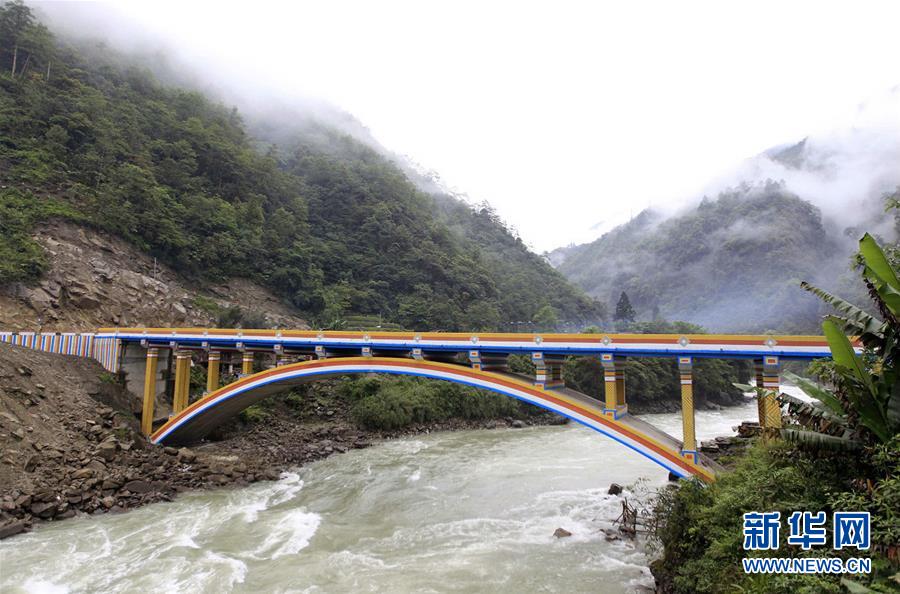 （圖文互動·新華全媒頭條）（4）讓農民致富奔小康的道路越走越寬廣——黨的十八大以來以習近平同志為核心的黨中央關心農村公路發展紀實