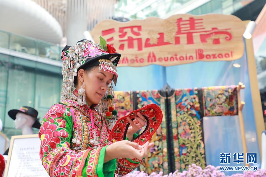 （脫貧攻堅風采錄·帶頭人·圖文互動）（2）背著娃繡著花 養活自己養活家——夏華和13000名大山繡娘的“中國夢”