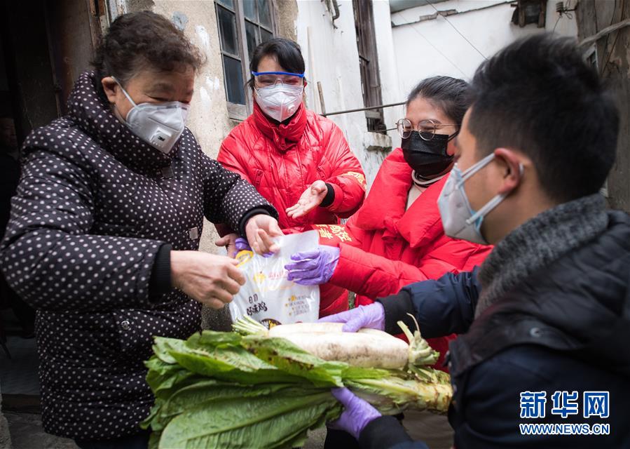 （新華全媒頭條·圖文互動）（10）守望相助，堅忍不拔——致敬武漢戰(zhàn)“疫”中千千萬萬個平凡英雄