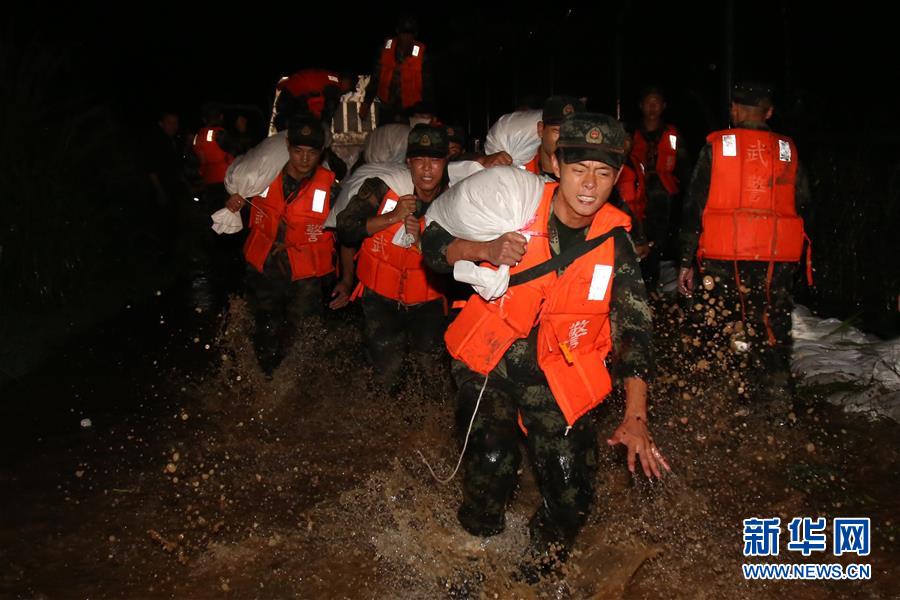 （圖文互動）（1）武警官兵持續奮戰多地洪澇災害搶險救援一線