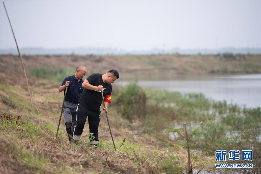 （防汛抗洪·圖文互動）（1）在大堤上成長，為人民守護——洪水中的青年“生力軍”