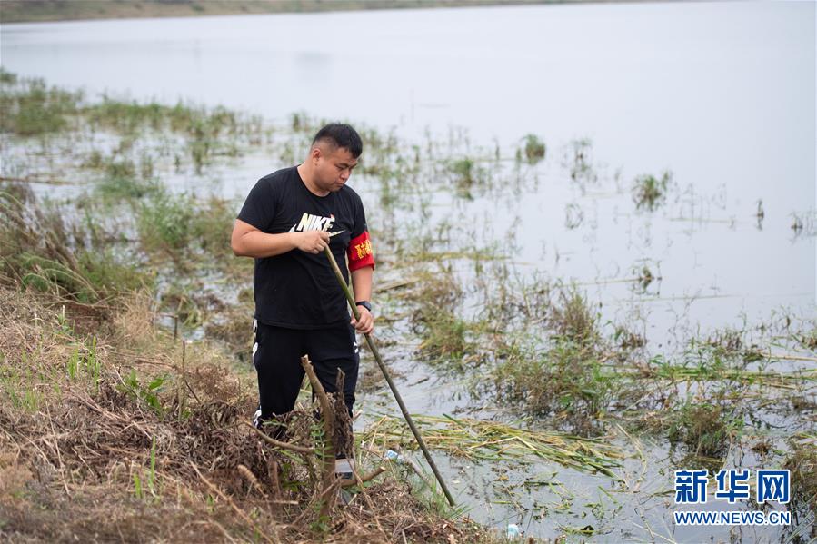 （防汛抗洪·圖文互動）（2）在大堤上成長，為人民守護——洪水中的青年“生力軍”