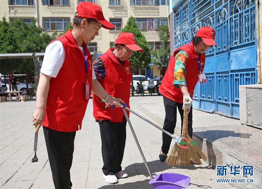 （走向我們的小康生活·圖文互動(dòng)）（1）蘭花掬得滿庭芳——寧夏吳忠市古稀志愿者王蘭花的溫情故事