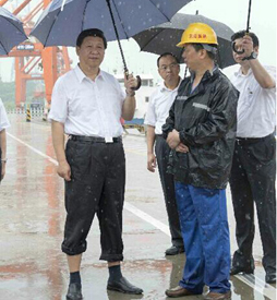 習近平冒雨考察武漢新港