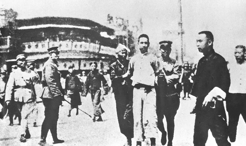 1927年4月12日 “四?一二”反革命政變，國民黨反動派捕殺大批共產(chǎn)黨員和工人、學(xué)生、群眾