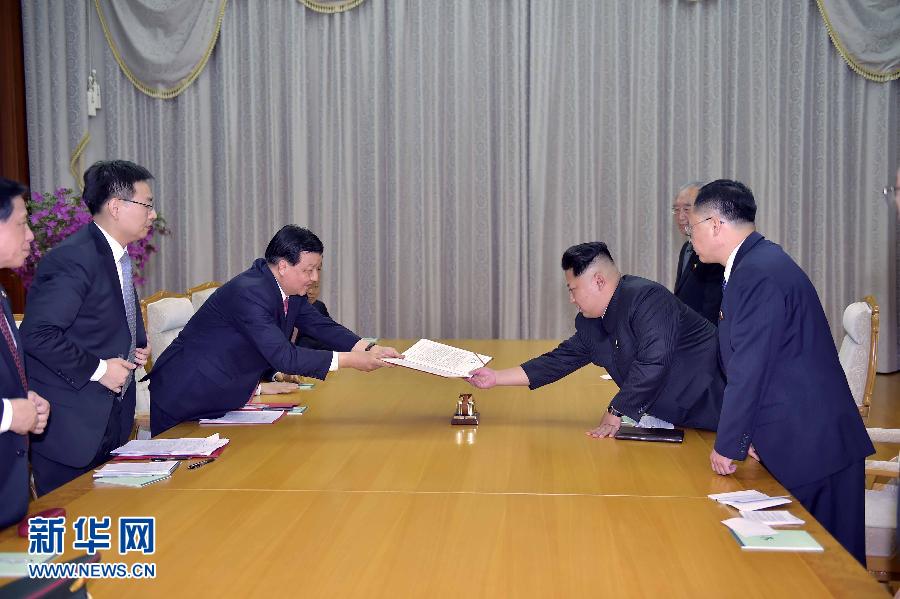 10月9日，中共中央政治局常委、中央書記處書記劉云山在平壤百花園迎賓館會見朝鮮勞動黨第一書記金正恩。這是劉云山向金正恩轉交習近平總書記的親署函。新華社記者 李濤 攝