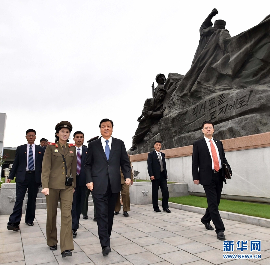 10月10日，正在朝鮮訪問(wèn)的中共中央政治局常委、中央書記處書記劉云山在平壤參觀朝鮮祖國(guó)解放戰(zhàn)爭(zhēng)勝利紀(jì)念館。 新華社記者 李濤 攝